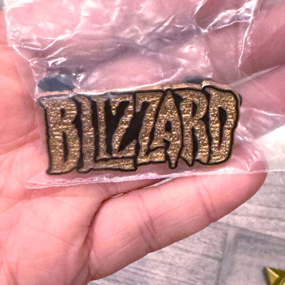 Blizzard Logo in Gold Pin - Series 4 - Picture 2 of 3